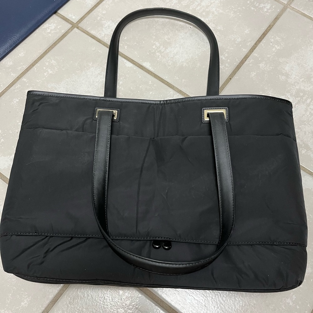 Lo & Sons 13 inch tote plus 4 shells— navy, purple, tan, and white.